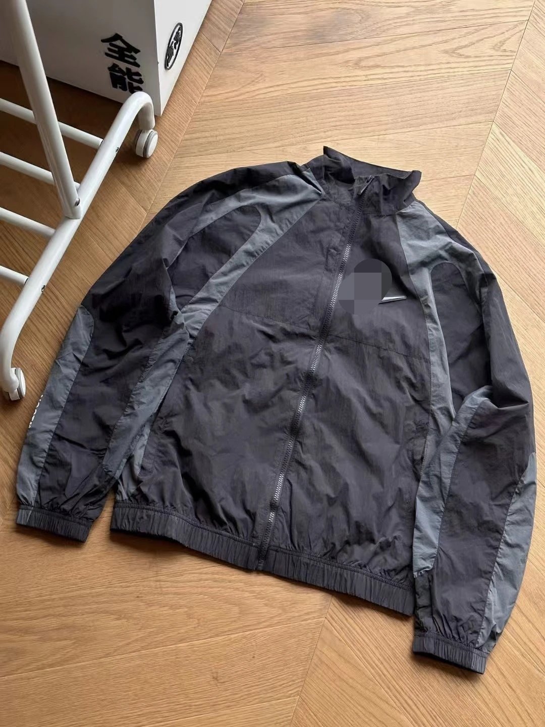灰色Nike×Nocta