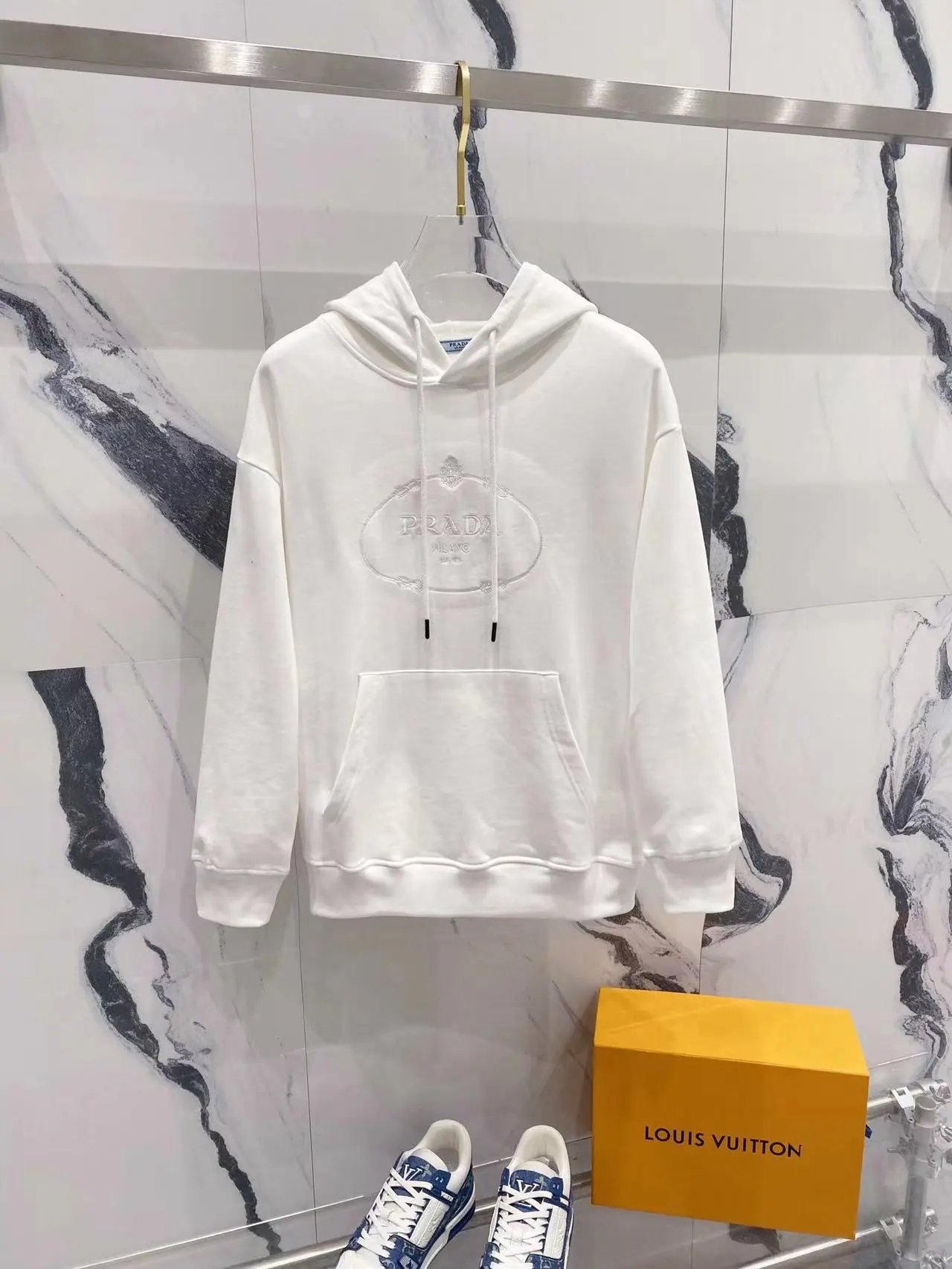 白色卫衣