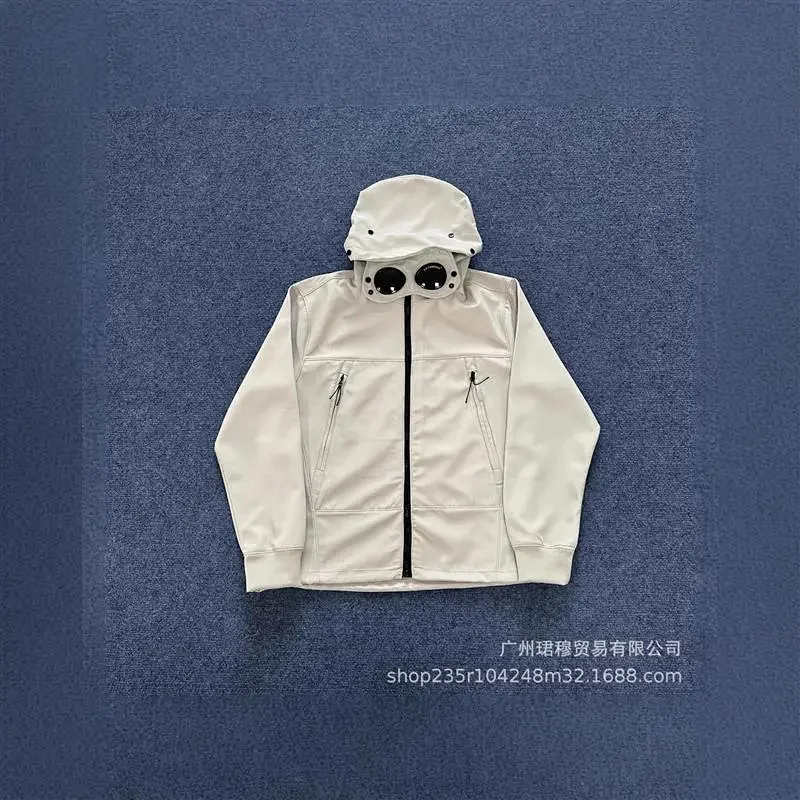冲锋衣卡其色