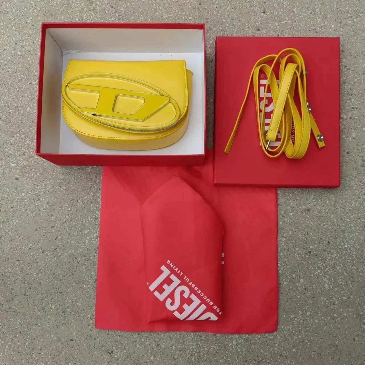 黄色